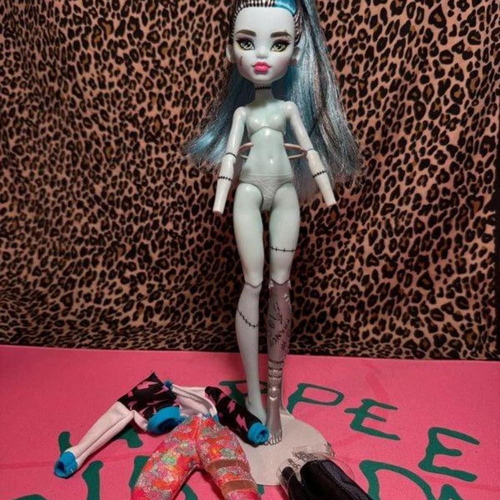 Monster High Generation 3 Frankie Stein Doll Creepover Party with Clothes